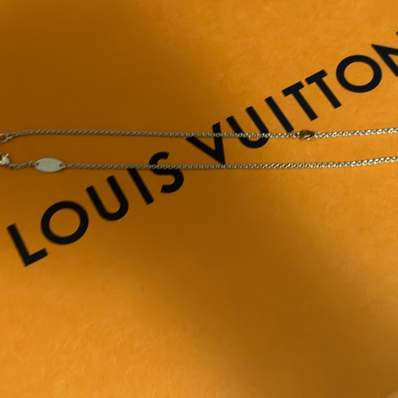 Louis Vuitton essential V necklace - Picture 6 of 7